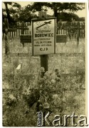 06.1957, Osuchy Lubelskie, Polska.
Grób Zbigniewa Borowca ps. Turkiestan na cmentarzu partyzantów poległych w bitwie pod Osuchami w czerwcu 1944.
Fot. Marian i Stefan Borowiec, zbiory Fundacji Ośrodka KARTA
