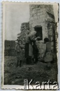 Ok. 1944, miejsce nieznane, Zamojszczyzna, Polska. 
Wypiekanie chleba w piecu pozostałym po spalonej chacie.
Fot. Marian i Stefan Borowiec, zbiory Fundacji Ośrodka KARTA