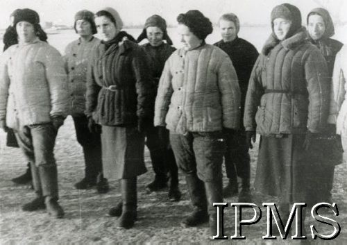 Listopad 1941, Kołtubanka, obł. Czkałowsk, ZSRR
Grupa kobiet w grubych waciakach. W armii Andersa zniszczoną odzież zastąpiono ciepłym ubiorem, jego posiadaczki nazywano 
