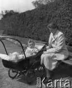Brak daty, brak miejsca.
Kobieta z dzieckiem siedzi na ławce w parku. 
Fot. NN, zbiory Ośrodka KARTA, udostępniła Michalina Kędzior