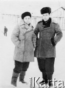 Lata 50-te, ZSRR.
Polacy po zwolnieniu z łagrów ZSRR, ubrani w kożuchy, zdjęcie prawdopodobnie ok. 1956.
Fot. NN, zbiory Ośrodka KARTA, udostępnił Stanisław Kozioł.
