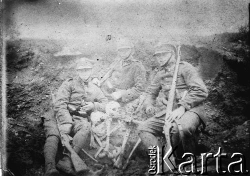 Ok. 1939, brak miejsca.
Trzej polscy żołnierze przy szkielecie.
Fot. NN, zbiory Ośrodka KARTA, udostępnił Edmund Iwaszkiewicz