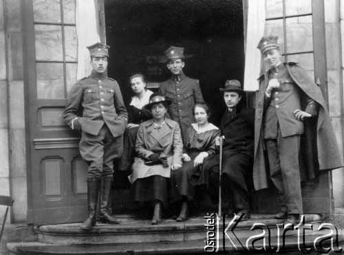Ok. 1919, Poznań
Ułani 1 Wielkopolskiego Pułku Ułanów z rodzinami.
Fot. NN, zbiory Ośrodka KARTA, udostępnił Marian Piotrowski.

