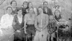 1940, Celinogradzka obł., Kazachstan, ZSRR.
Polacy deportowani z Kresów, czwarta z lewej siedzi Marta Pienczykowska.
Fot. NN, zbiory Ośrodka KARTA, udostępniła Irena Pietraszewska.