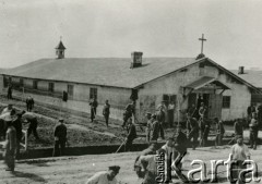 1940, Comisani, Rumunia
Żołnierze pracujący przed obozową kaplicą.
Fot. NN, zbiory Ośrodka KARTA, udostępnił Tadeusz Dubicki.