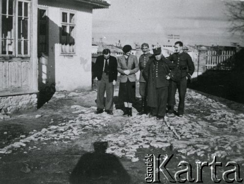 1939-1940, Babadag, Rumunia
Izba przyjęć i apteka w obozie internowania dla polskich żołnierzy, w środku ppor. mgr farmacji Włodzimierz Gardziel.
Fot. NN, zbiory Ośrodka KARTA, udostępnił Tadeusz Dubicki.