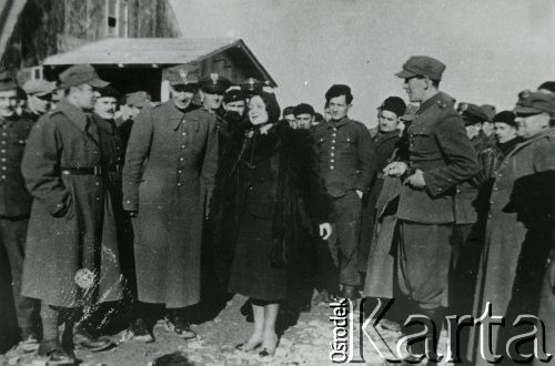 Marzec 1940, Comisani, Rumunia
Aktorka Mira Grelichowska z wizytą u polskich żołnierzy w obozie internowania.
Fot. NN, zbiory Ośrodka KARTA, udostępnił Tadeusz Dubicki.