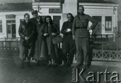 1939-1940, Babadag, Rumunia
Polscy żołnierze na przepustce z obozu internowania.
Fot. NN, zbiory Ośrodka KARTA, udostępnił Tadeusz Dubicki.