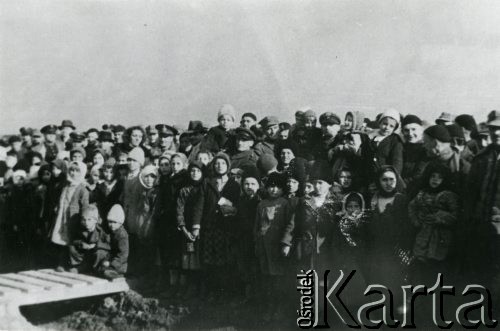 Marzec 1940, Rumunia
Uczniowie szkoły powszechnej odwiedzają obóz dla internowanych żołnierzy.
Fot. NN, zbiory Ośrodka KARTA, udostępnił Tadeusz Dubicki.