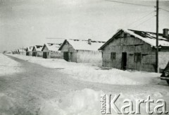 Zima 1940, Comisani, Rumunia
Baraki w obozie Comisani IV dla internowanych polskich żołnierzy.
Fot. NN, zbiory Ośrodka KARTA, udostępnił Tadeusz Dubicki.