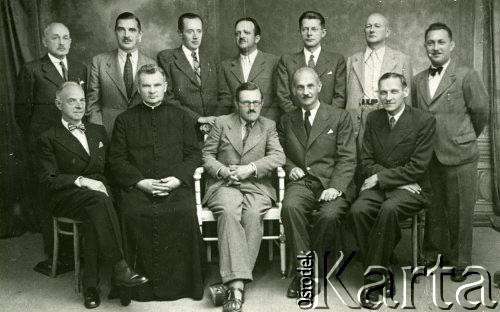 Lata 40-te, Craiova, Rumunia
Polscy uchodźcy w Rumunii, z prawej stoi Lang, czwarty od lewej stoi Ładawski.
Fot. NN, zbiory Ośrodka KARTA, udostepnił Tadeusz Dubicki.
