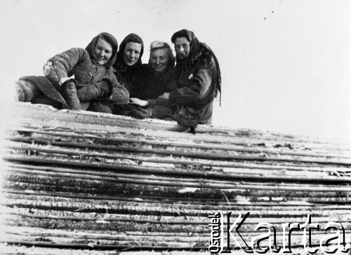 Ok. 1955, Kołyma, Magadańska obł., ZSRR.
Kobiety, zwolnione z łagrów, przy rozładunku desek. Druga od lewej: Irena Olizar, reszta Ukrainki.
Fot. NN, zbiory Ośrodka KARTA, udostępniła Irena Olizar