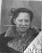 Maj 1940, Kara-Guga, Karelska ASRR, ZSRR.
Portret kobiety w płaszczu. Prawdopodobnie jedna z deportowanych Polek.
Fot. NN, zbiory Ośrodka KARTA, udostępniła Waleria R. Sawicka