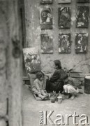 1944-1946, Namangan, Uzbekistan, ZSRR
Aniela Wzorek z dziećmi Zygmuntem i Danutą, podczas malowania obrazków - ilustracji do bajek dla przedszkoli. 
Fot. NN, zbiory Ośrodka KARTA, udostępniła Aniela Wzorek.