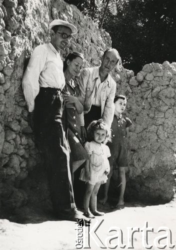 1944-1946, Namangan, Uzbekistan, ZSRR
Aniela i Zygmunt Wzorek z dziećmi Zygmuntem i Danutą podczas zesłania w Namanganie.
Fot. NN, zbiory Ośrodka KARTA, udostępniła Aniela Wzorek.