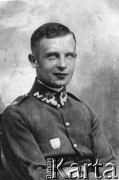 Przed 1939, brak miejsca.
Polacy represjonowani w ZSRR. Portret nieznanego mężczyzny w wojskowym mundurze - podpis pod zdjęciem: 