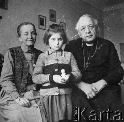 Przed 1939, brak miejsca, Polska
Dziewczynka z lalką, kobieta i ksiądz katolicki.
Fot. NN, zbiory Ośrodka KARTA, udostępniła Walentyna Musiel.