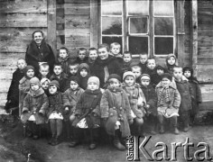 1940-1946, brak miejsca, ZSRR
Grupa dzieci w zimowych ubraniach przed budynkiem.
Fot. NN, zbiory Ośrodka KARTA, udostępniła Walentyna Musiel.