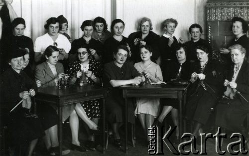 03.1940, Braila, Rumunia.
Uczestniczki kursu trykotarstwa zorganizowanego przez sekcję kobiecą YMCA, za stołem czwarta od lewej siedzi kierowniczka kursu Melania Szporek.
Fot. NN, zbiory Ośrodka KARTA, udostępniła Wanda Szporek-Dybkowska.
