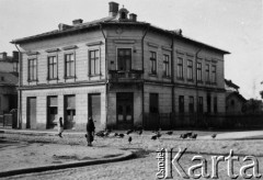 1941-1945, Craiova, Rumunia
Budynek Domu Polskiego, na ulicy stadko indyków.
Fot. NN, zbiory Ośrodka KARTA, udostępniła Wanda Szporek-Dybkowska.

