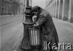 1941, Warszawa, Polska.
Mężczyzna grzebie w śmietniku.
Fot. z albumu gen. Hellmutha Bienecka, przekazał Piotr Kleeberg, zbiory Fundacji Ośrodka KARTA