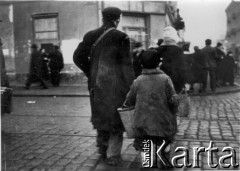 1941, Warszawa, Polska.
Przechodnie na ulicy, prawdopodobnie getto.
Fot. z albumu gen. Hellmutha Bienecka, przekazał Piotr Kleeberg, zbiory Fundacji Ośrodka KARTA