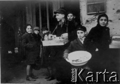 1941, Warszawa, Polska.
Getto, chłopiec sprzedający papierosy.
Fot. z albumu gen. Hellmutha Bienecka, przekazał Piotr Kleeberg, zbiory Fundacji Ośrodka KARTA