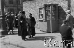 06.1941, Warszawa, Polska.
Żydzi na ulicy getta.
Fot. z albumu gen. Hellmutha Bienecka, przekazał Piotr Kleeberg, zbiory Fundacji Ośrodka KARTA