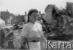 Lato 1941, Białoruś, ZSRR.
Dziewczyna z torebką, w tle ruiny domów. 
Fot. z albumu gen. Hellmutha Bienecka, przekazał Piotr Kleeberg, zbiory Fundacji Ośrodka KARTA