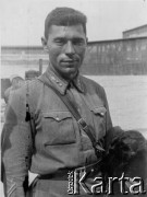 Lato 1941, Smoleńsk, ZSRR.
Obóz dla jeńców radzieckich, porucznik lotnictwa - czerwonoarmista. 
Fot. z albumu gen. Hellmutha Bienecka, przekazał Piotr Kleeberg, zbiory Fundacji Ośrodka KARTA