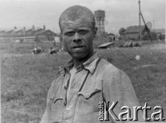 Lato 1941, Smoleńsk, ZSRR.
Obóz dla jeńców radzieckich, czerwonoarmista. 
Fot. z albumu gen. Hellmutha Bienecka, przekazał Piotr Kleeberg, zbiory Fundacji Ośrodka KARTA