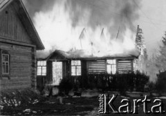 1941, Smoleńsk, ZSRR.
Płonący dom. 
Fot. z albumu gen. Hellmutha Bienecka, przekazał Piotr Kleeberg, zbiory Fundacji Ośrodka KARTA