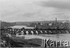 1941, Smoleńsk, ZSRR.
Fragment miasta, ciężarówki przejeżdżające przez most na Dnieprze. 
Fot. z albumu gen. Hellmutha Bienecka, przekazał Piotr Kleeberg, zbiory Fundacji Ośrodka KARTA