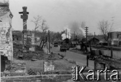 1941, Smoleńsk, ZSRR.
Ciężarówki na ulicy zniszczonego miasta. 
Fot. z albumu gen. Hellmutha Bienecka, przekazał Piotr Kleeberg, zbiory Fundacji Ośrodka KARTA