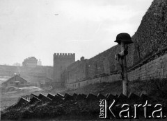 1941, Smoleńsk, ZSRR.
Grób niemieckiego żołnierza pod murami miasta, na brzozowym krzyżu żołnierski hełm. 
Fot. z albumu gen. Hellmutha Bienecka, przekazał Piotr Kleeberg, zbiory Fundacji Ośrodka KARTA