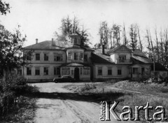 1941, Smoleńsk, ZSRR.
Kwatery lotników niemieckich w lasach koło Smoleńska. 
Fot. z albumu gen. Hellmutha Bienecka, przekazał Piotr Kleeberg, zbiory Fundacji Ośrodka KARTA