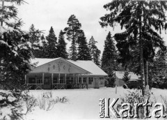 12.1941, Smoleńsk, ZSRR.
Kwatery lotników niemieckich w lasach koło Smoleńska, na frontonie budynku orzeł ze swastyką. 
Fot. z albumu gen. Hellmutha Bienecka, przekazał Piotr Kleeberg, zbiory Fundacji Ośrodka KARTA