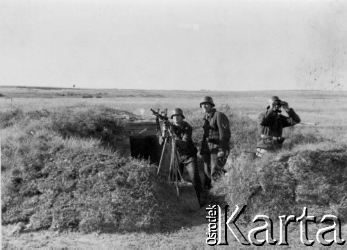 1941, Smoleńsk, ZSRR.
Stanowisko karabinu maszynowego. 
Fot. z albumu gen. Hellmutha Bienecka, przekazał Piotr Kleeberg, zbiory Fundacji Ośrodka KARTA