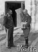 1941, Smoleńsk, ZSRR.
Kwatery lotników niemieckich w lasach koło Smoleńska, dwaj oficerowie, z lewej prawdopodobnie gen. Hellmuth Bieneck. 
Fot. z albumu gen. Hellmutha Bienecka, przekazał Piotr Kleeberg, zbiory Fundacji Ośrodka KARTA