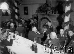 7.11.1941, Smoleńsk, ZSRR.
Kwatery lotników niemieckich w lasach koło Smoleńska, pożegnanie szefa sztabu pułkownika Kurta Kleinratha. 
Fot. z albumu gen. Hellmutha Bienecka, przekazał Piotr Kleeberg, zbiory Fundacji Ośrodka KARTA