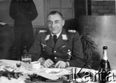 7.11.1941, Smoleńsk, ZSRR.
Kwatery lotników niemieckich w lasach koło Smoleńska, pożegnanie szefa sztabu pułkownika Kurta Kleinratha, na zdjęciu prawdopodobnie gen. Hellmuth Bieneck. 
Fot. z albumu gen. Hellmutha Bienecka, przekazał Piotr Kleeberg, zbiory Fundacji Ośrodka KARTA