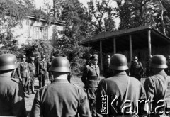 1941, Smoleńsk, ZSRR.
Kwatery lotników niemieckich w lasach koło Smoleńska, wręczanie odznaczeń żołnierzom, w środku stoi gen. Hellmuth Bieneck (prawdopodobnie). 
Fot. z albumu gen. Hellmutha Bienecka, przekazał Piotr Kleeberg, zbiory Fundacji Ośrodka KARTA