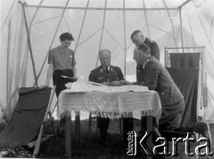 1941, Smoleńsk, ZSRR.
Kwatery lotników niemieckich w lasach koło Smoleńska, grupa oficerów z mapami. 
Fot. z albumu gen. Hellmutha Bienecka, przekazał Piotr Kleeberg, zbiory Fundacji Ośrodka KARTA