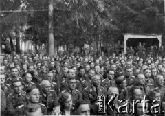 1941, Smoleńsk, ZSRR.
Kwatery lotników niemieckich w lasach koło Smoleńska, żołnierze na widowni podczas występów frontowego teatru. 
Fot. z albumu gen. Hellmutha Bienecka, przekazał Piotr Kleeberg, zbiory Fundacji Ośrodka KARTA