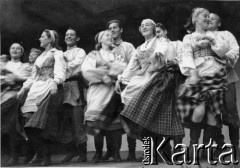 1941, Smoleńsk, ZSRR.
Kwatery lotników niemieckich w lasach koło Smoleńska, występ zespołu folklorystycznego. 
Fot. z albumu gen. Hellmutha Bienecka, przekazał Piotr Kleeberg, zbiory Fundacji Ośrodka KARTA
