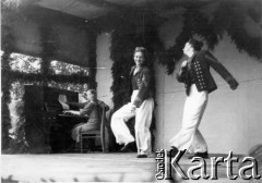 1941, Smoleńsk, ZSRR.
Kwatery lotników niemieckich w lasach koło Smoleńska, występ frontowego teatru. 
Fot. z albumu gen. Hellmutha Bienecka, przekazał Piotr Kleeberg, zbiory Fundacji Ośrodka KARTA