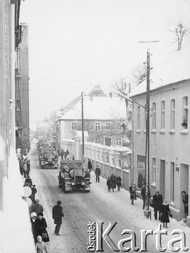 13.12.1981, Zbąszyń, Polska.
Wprowadzenie stanu wojennego - przejazd kolumny wojsk z garnizonu w Sulechowie ulicą Świerczewskiego (obecnie Senatorska). Zdjęcie wykonane w godzinach przedpołudniowych z okna mieszkania prywatnego autora.
Fot. Jacek Żołnierkiewicz, zbiory Ośrodka KARTA
