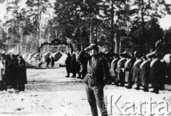 Grudzień 1941, Kołtubanka, obł. Czkałowsk, ZSRR
Obóz formującej się Armii Andersa, zbiórka żołnierzy przed bramą.
Fot. NN, zbiory Ośrodka KARTA, udostępnił Witold Kuniewski.