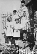 1940-1944, Rumunia.
Pierwsza Komunia - ksiądz i czworo dzieci ze świecami.
Fot. NN, zbiory Ośrodka KARTA, udostępnił Ryszard Lubicz-Wojciechowski.