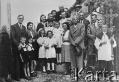 1940-1944, Rumunia.
Pierwsza Komunia - dzieci z rodzicami oraz ksiądz i ministrant z krzyżem.
Fot. NN, zbiory Ośrodka KARTA, udostępnił Ryszard Lubicz-Wojciechowski.
